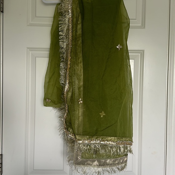 Pakistani 3pc Mehendi Lengha adress - Picture 17 of 17